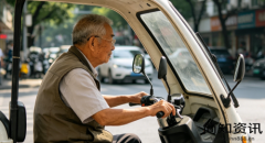 电动车后视镜折叠起来，这老头怎么开车